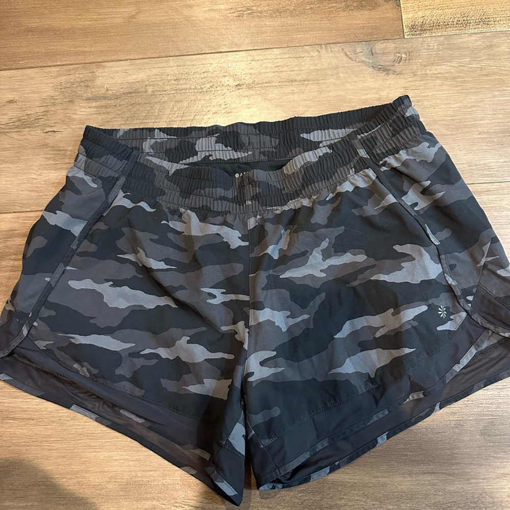 Athleta Camo Racer Run 4” short